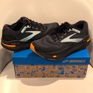 Brooks Ghost Max, black orange, mens 10